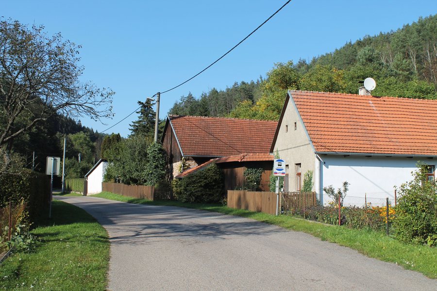 File:Skryje, Boudy, hlavní silnice (2017-10-01; 09).jpg