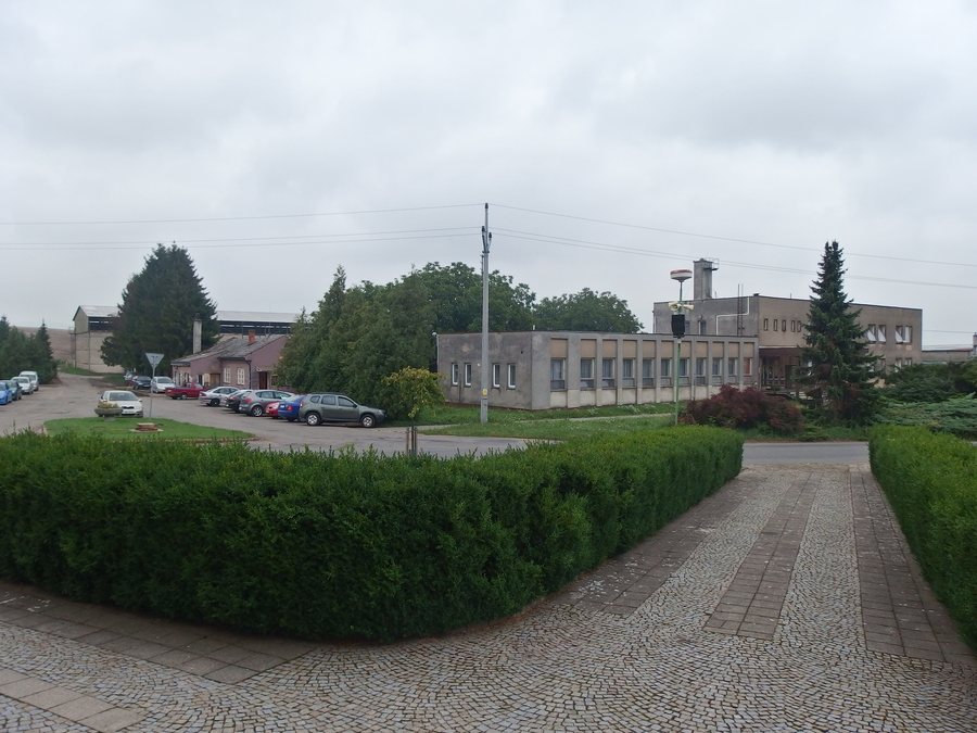 File:Roštění, Agrodružstvo.jpg