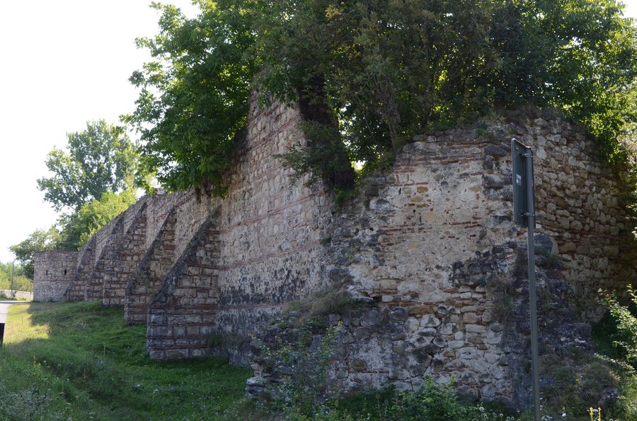 File:Zidurile Mănăstirii Bradu, comuna Tisău.JPG