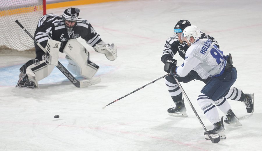 File:2024-02-17 HC Energie Karlovy Vary gegen HC Škoda Plzeň (Extraliga, Hockey Outdoor Triple Klingenthal) by Sandro Halank–215.jpg