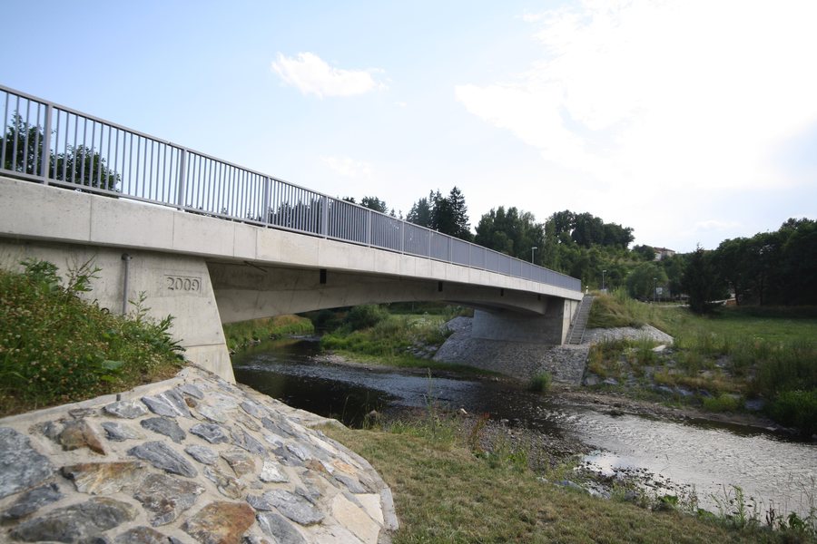 File:New bridge between Naloučany and Ocmanice, Třebíč District.jpg