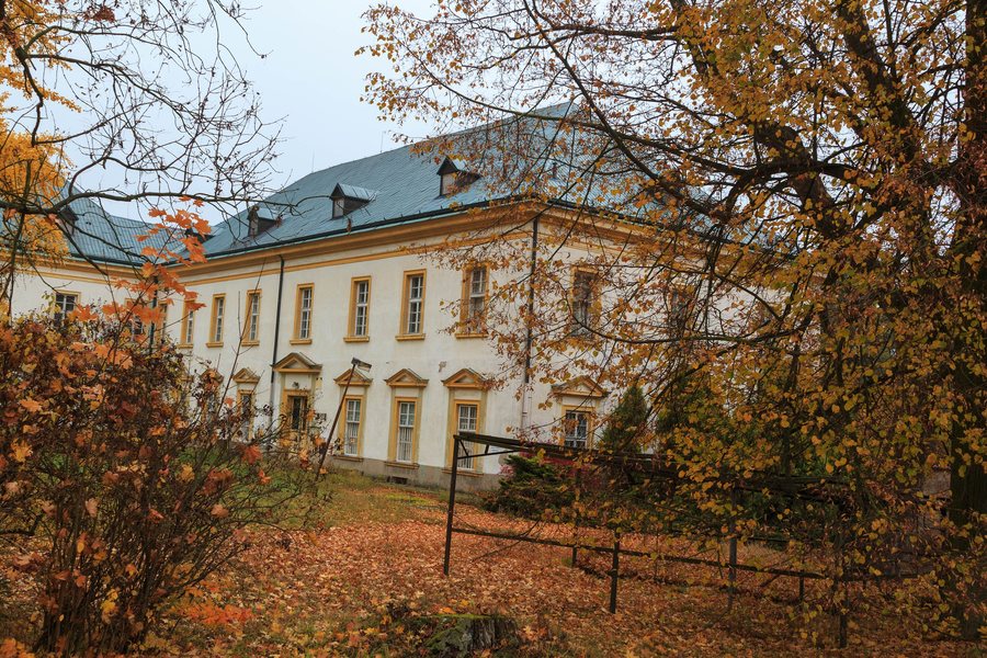 File:Zámek Černíkovice 02.jpg