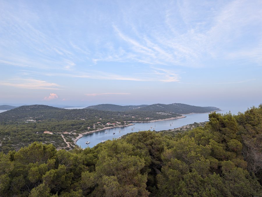 File:Žirje - Uvala Tratinska.jpg