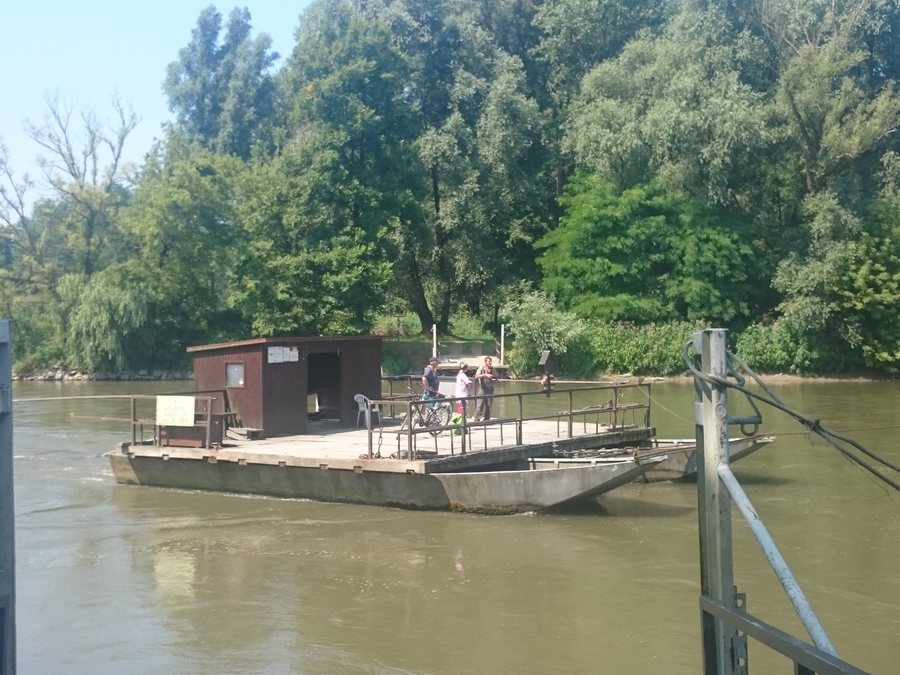 File:Melinci, cable ferry 01.jpg
