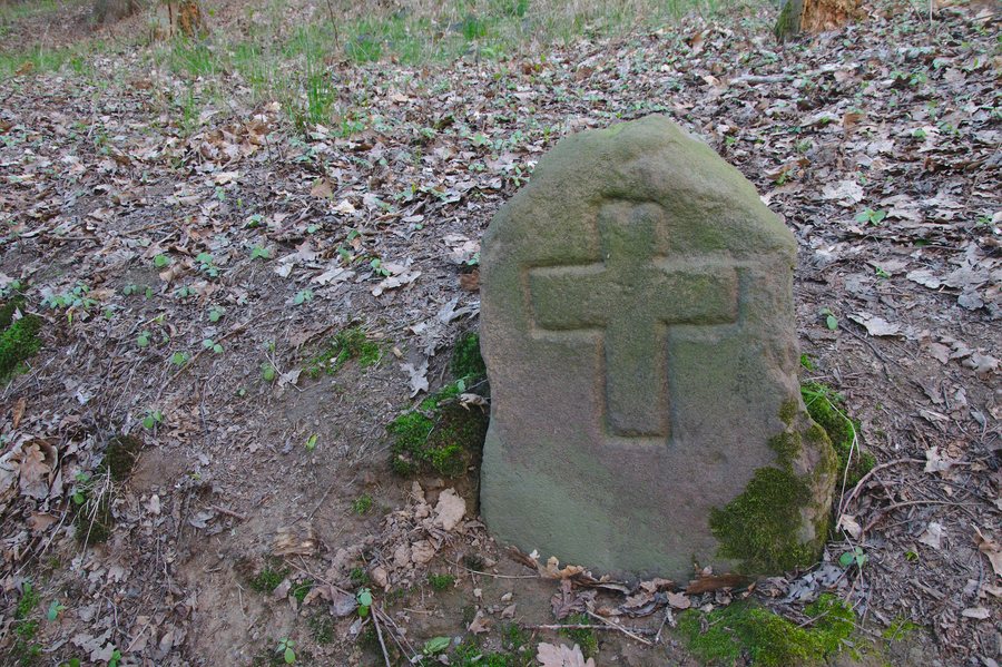File:Smírčí kříž, Bukovice, okres Brno-venkov.jpg