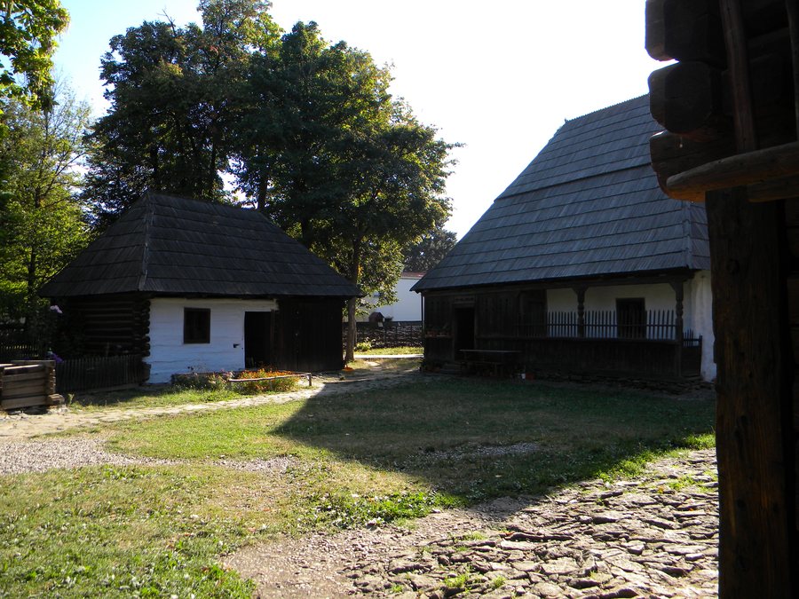 File:Bucuresti, Romania, Muzeul National al Satului; B-II-a-A-18994 (Casa in comuna Bancu-Harghita)(2).JPG