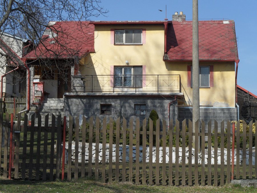 File:Chvalov (Červené Janovice) A. Dům.jpg