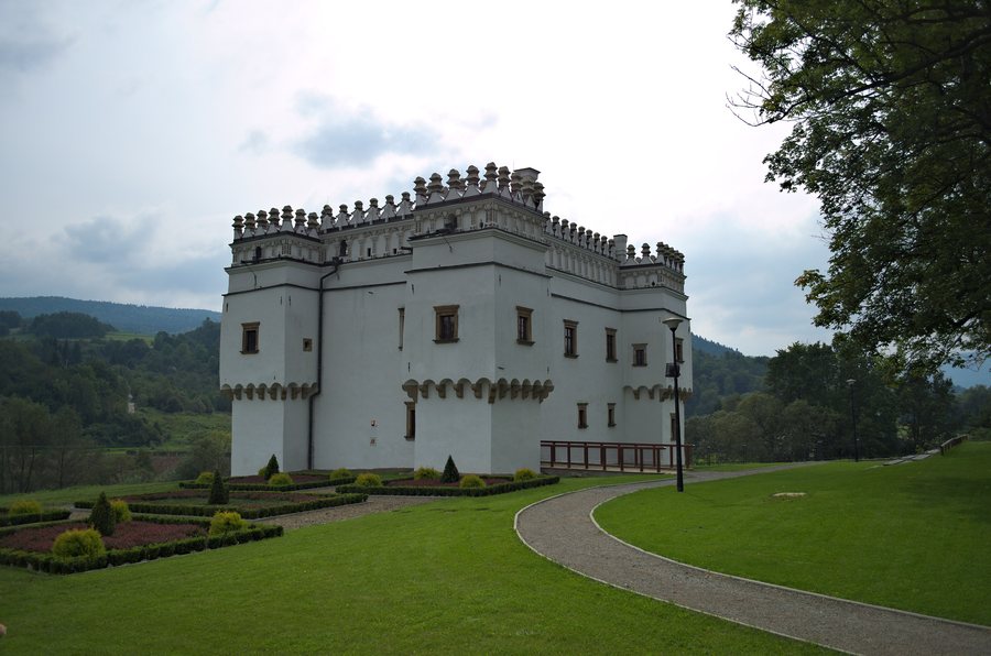 File:Szymbark, dwór obronny, poł. XVI 1.jpg