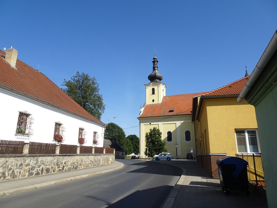 File:Blovice, Americká a kostel (3).jpg