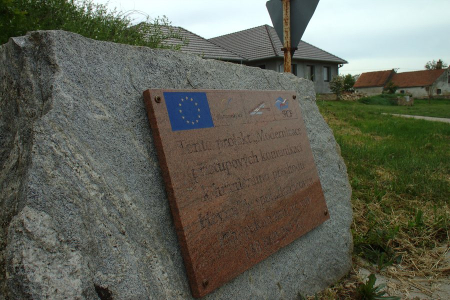 File:Trnové Pole, zrekonstruovaná cesta.jpg