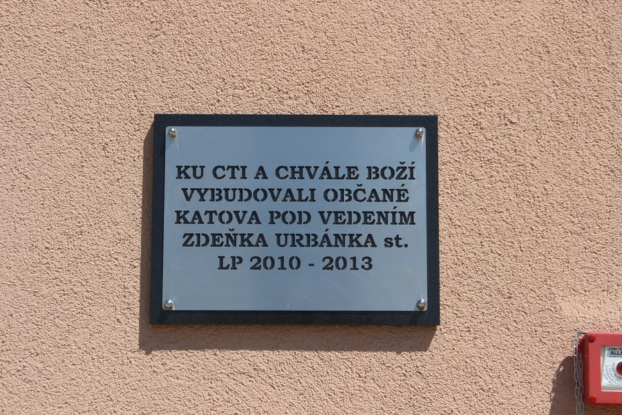 File:Katov - deska na hasičské zbrojnici.jpg