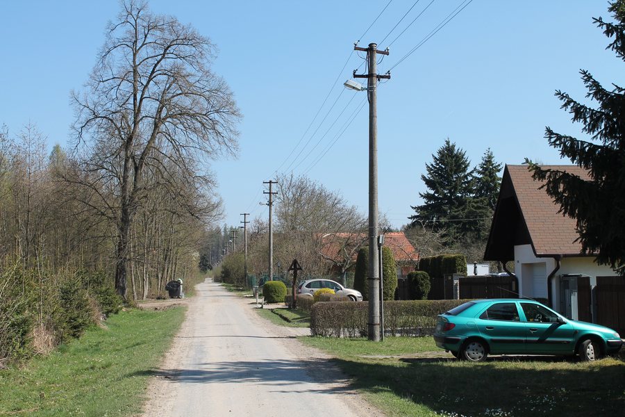 File:Hostěnice, Lhotky, silnice (2017-04-10; 03).jpg