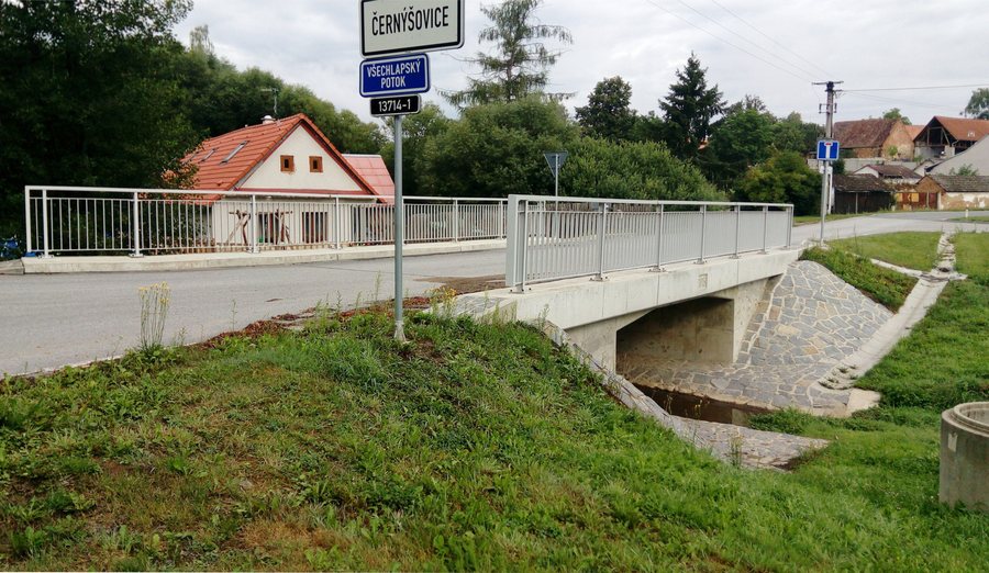 File:Černýšovice, Všechlapský potok 01.jpg