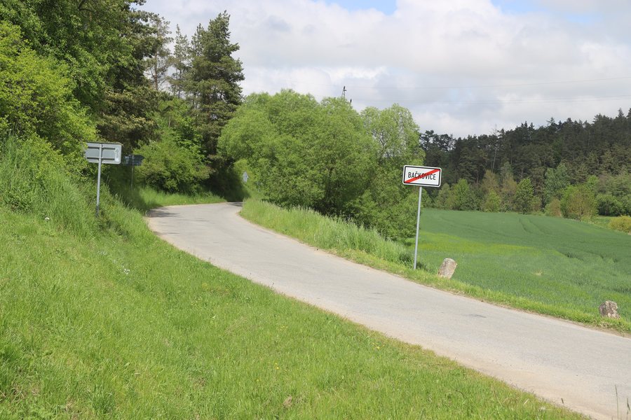 File:Overview 2 of road III 41017 in Bačkovice, Třebíč District.jpg