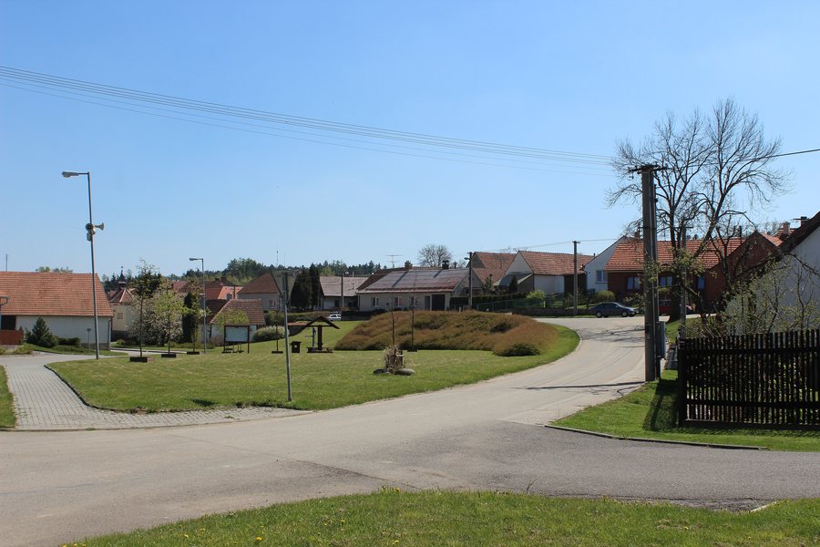 File:Březské - náves1.jpg