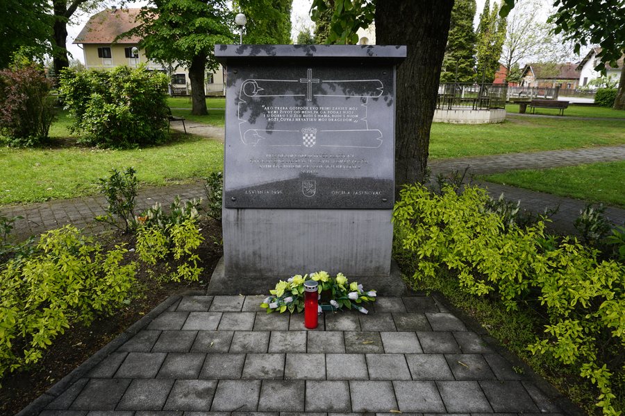 File:Jasenovac spomenik 1990-te.jpg