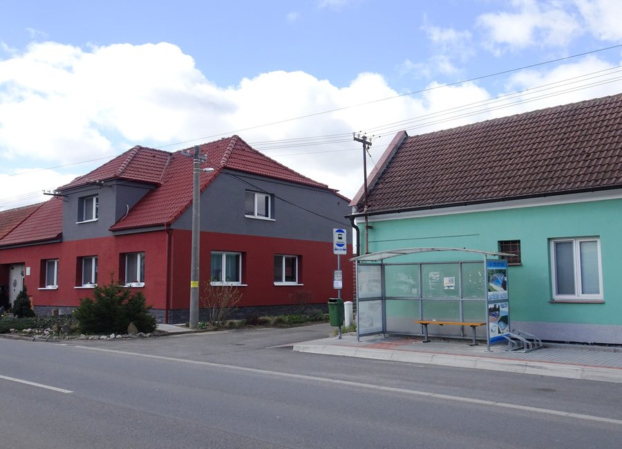 File:Vracov, zastávka Drahy, směr Vacenovice.jpg