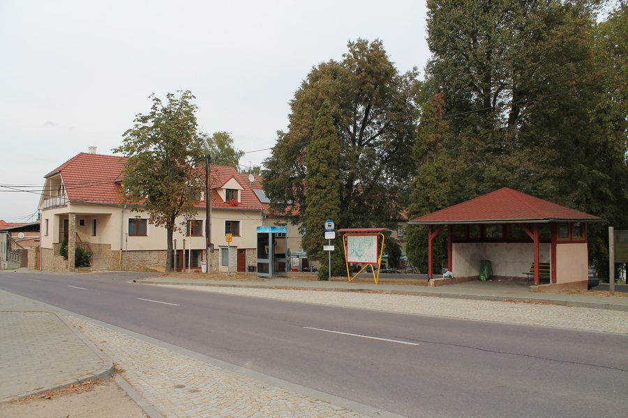 File:Hluboké Mašůvky, autobusová zastávka (2016-09-28; 01).jpg