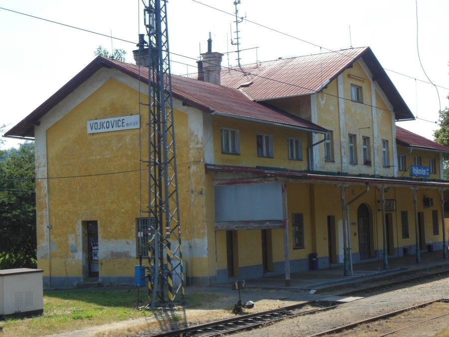 File:Vojkovice nad Ohří, nádraží.JPG