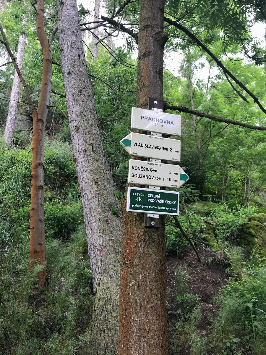 File:Overview of hiking fingerpost near Prachovna in Koněšín, Třebíč District.jpg