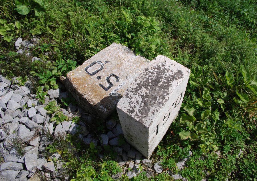 File:Pijavice, Sevnica - kilometrski kamen.jpg