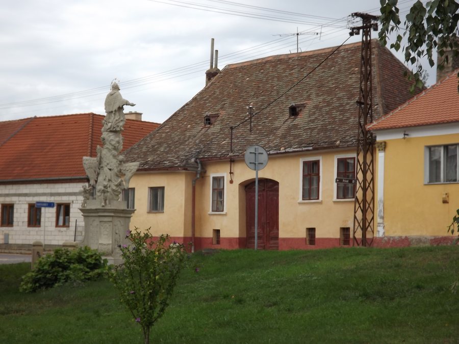 File:Šatov - socha a čp 6.JPG