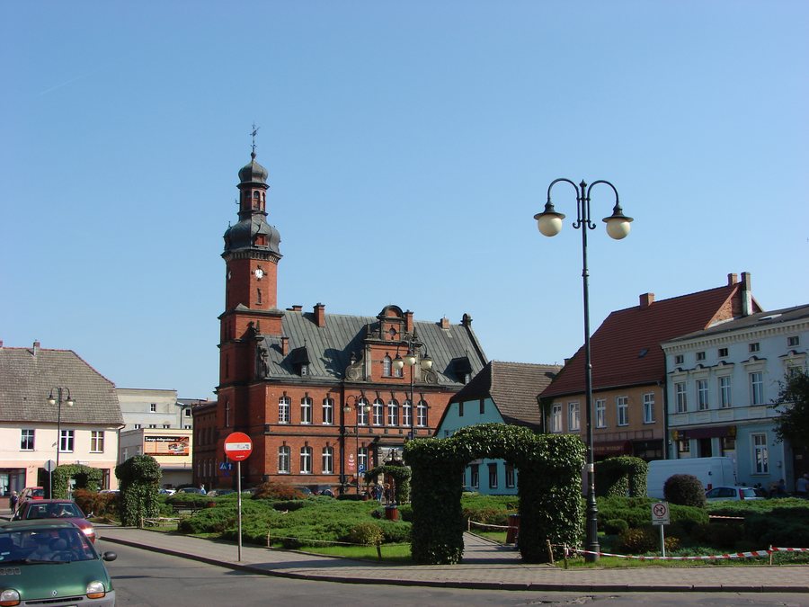 File:Drezdenko, town hall.jpg