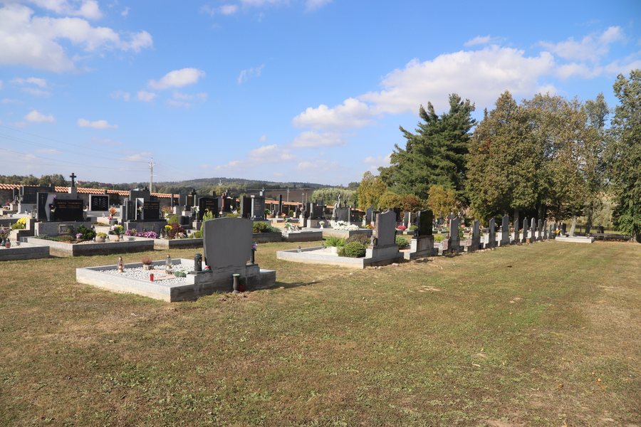 File:Overview 2 of graves at cemetery in Výčapy, Třebíč District.jpg