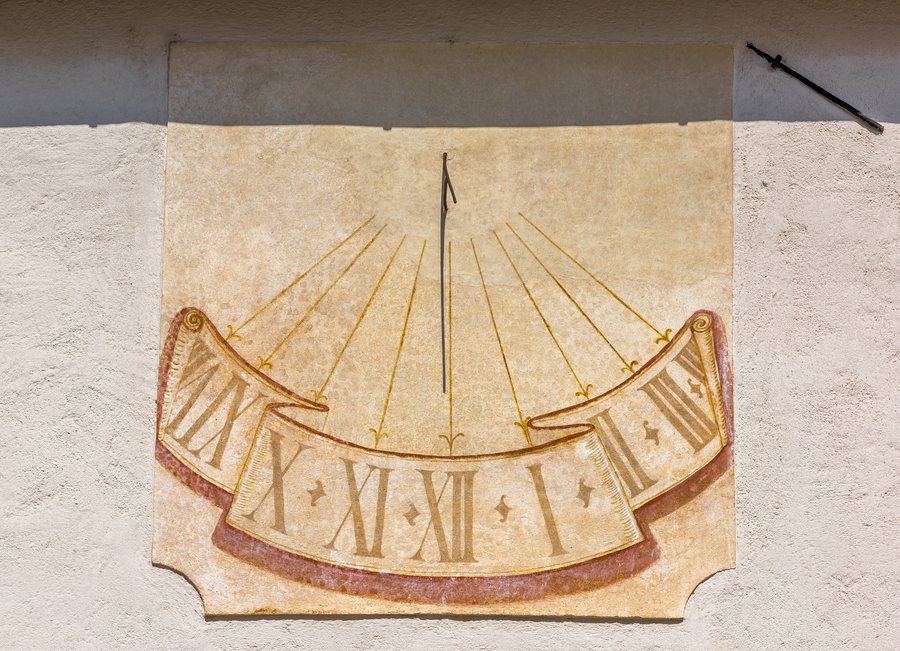 File:Radovljica Linhartov Trg Pfarrkirche hl Petrus Sonnenuhr Sued-Wand 10042017 7422.jpg