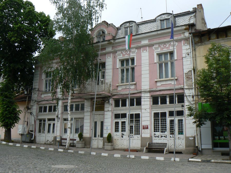 File:Radomir-municipality-hall.jpg