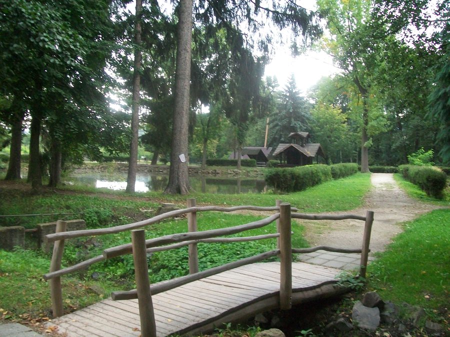 File:Žiar nad Hronom - Park pri kaštieli.jpg