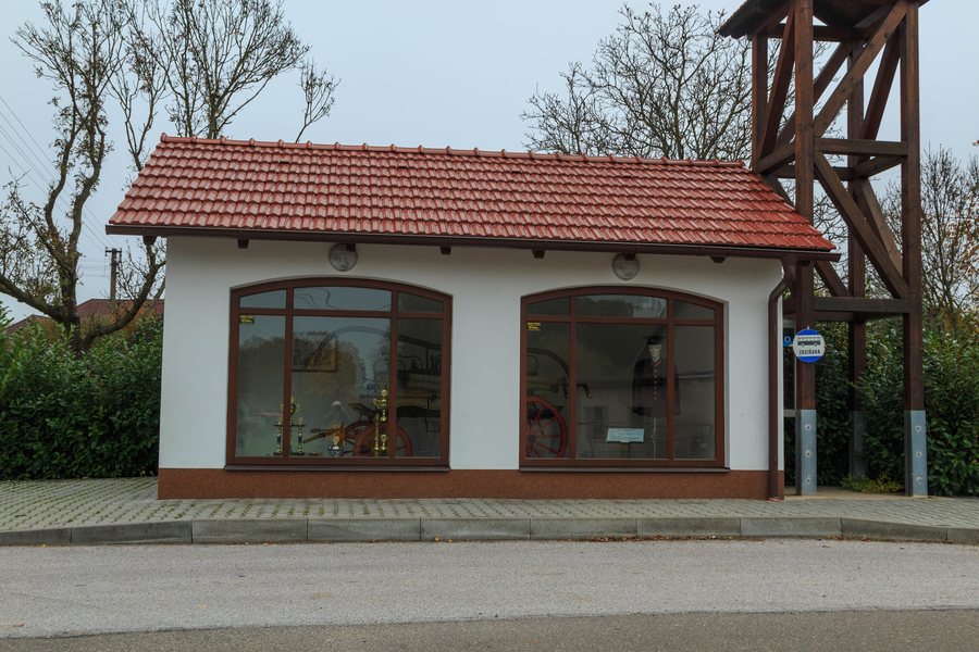 File:Třebešov - vystavená stříkačka.jpg