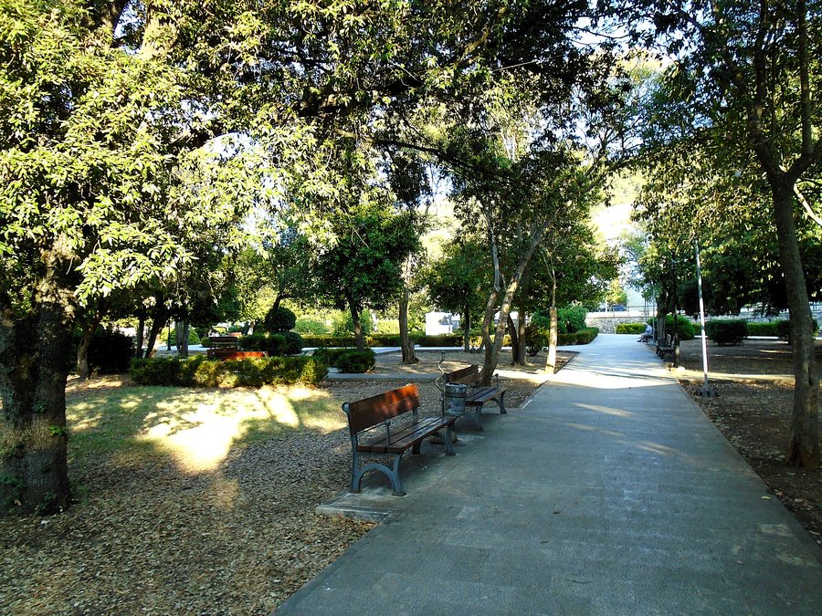 File:Blato, Gradski park.2.jpg