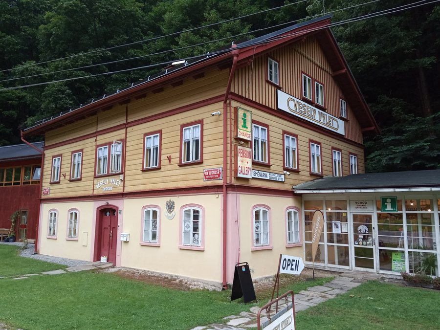 File:Temny Dul 46 Vesely vylet.jpg