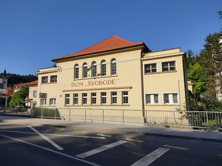 File:Dom Svobode, Trbovlje.jpg