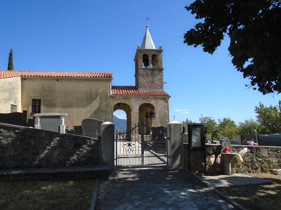 File:Lupoglav, crkva kod groblja.2.jpg