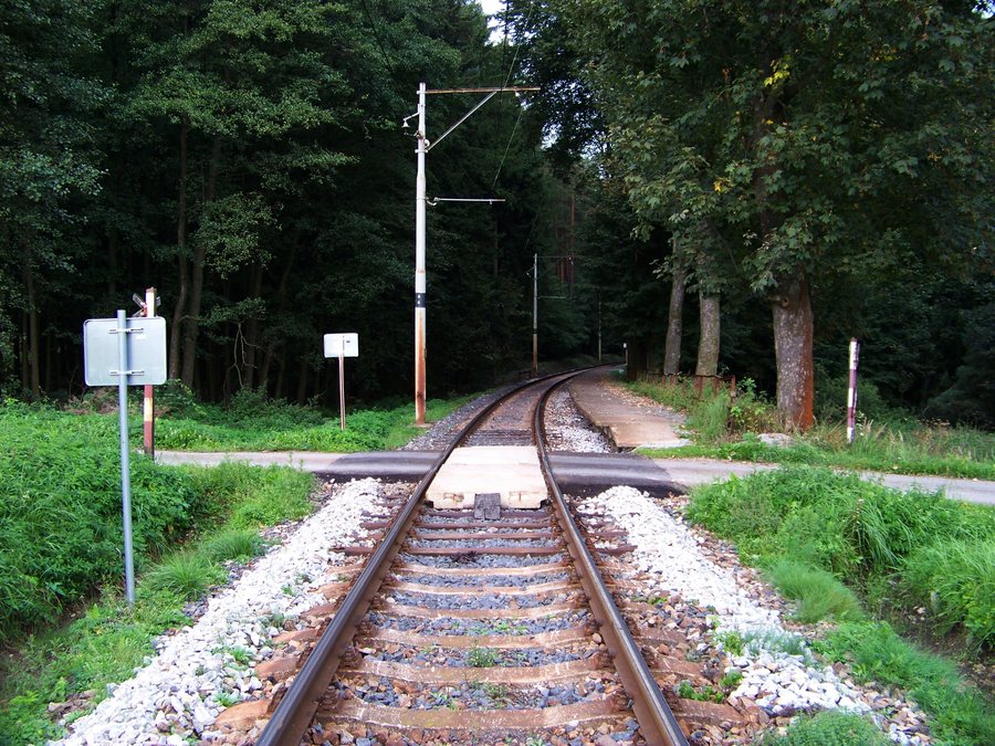 File:Bežerovice železniční zastávka a přejezd.jpg
