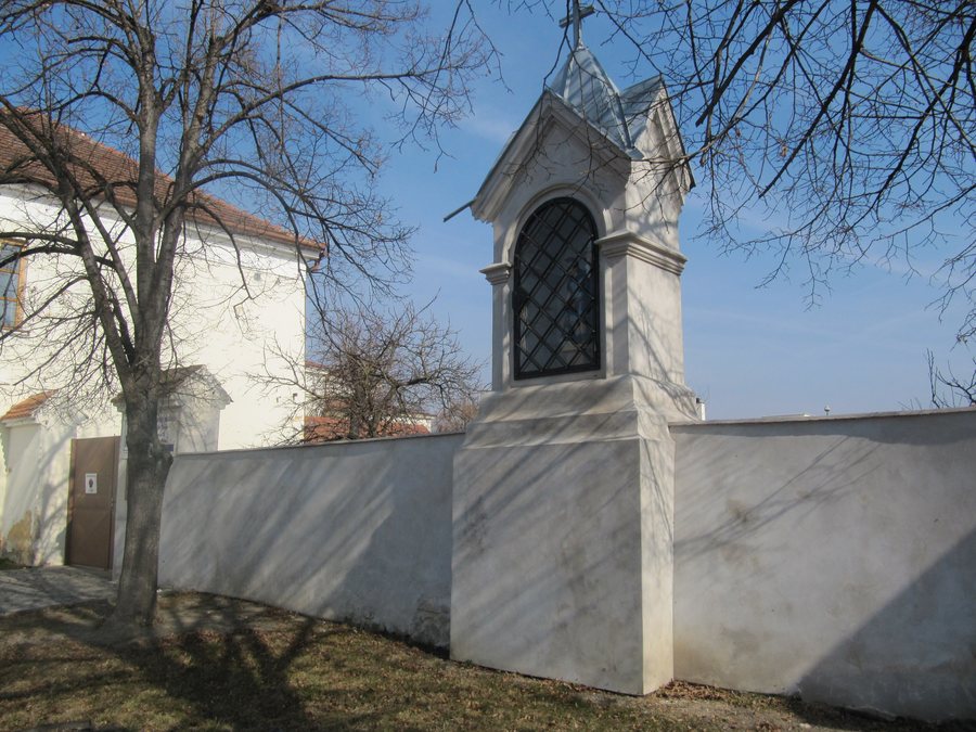 File:Újezd u Brna, kaplička.jpg