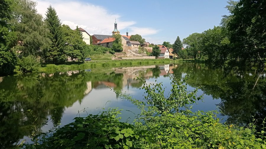 File:Malešov, Zámecký rybník 02.jpg