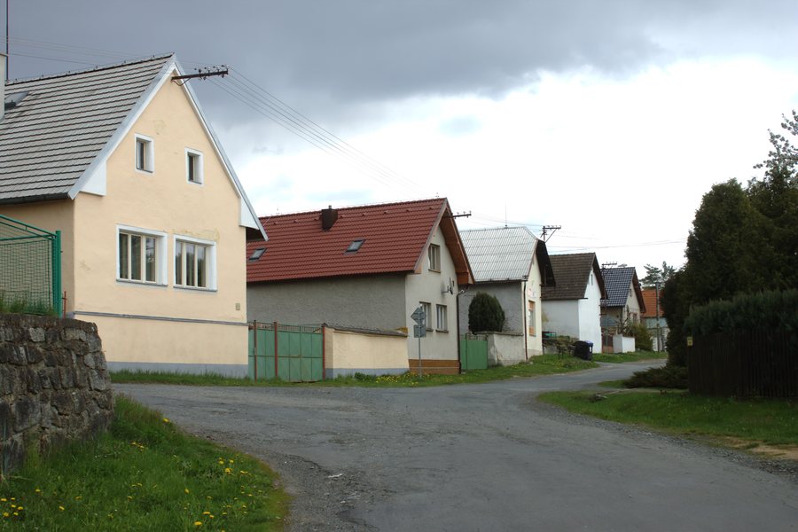 File:Nekvasovy, domy.jpg