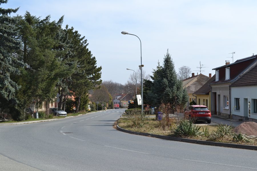 File:Hajany (okres Brno-venkov) - náves, západní konec, obr01.jpg
