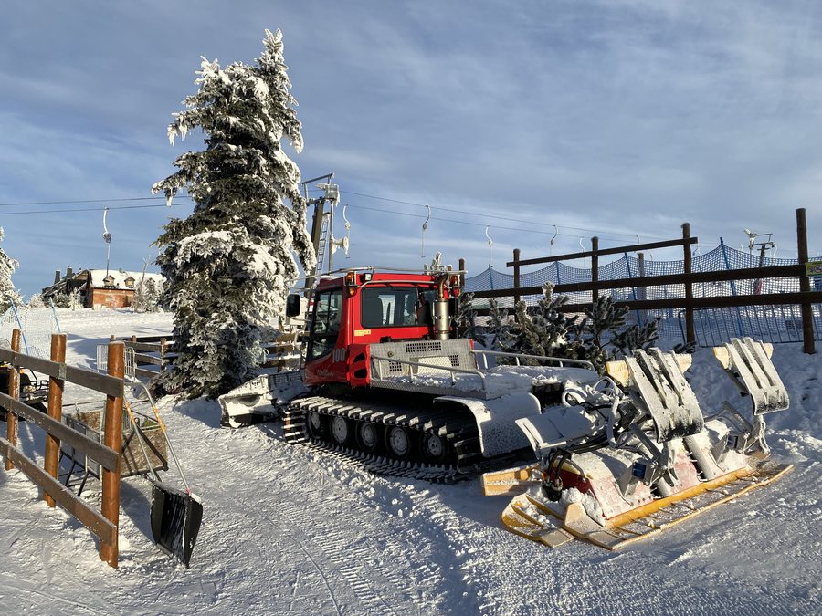 File:Boží Dar Kässbohrer PistenBully 100 lub 2023-01-29.jpg