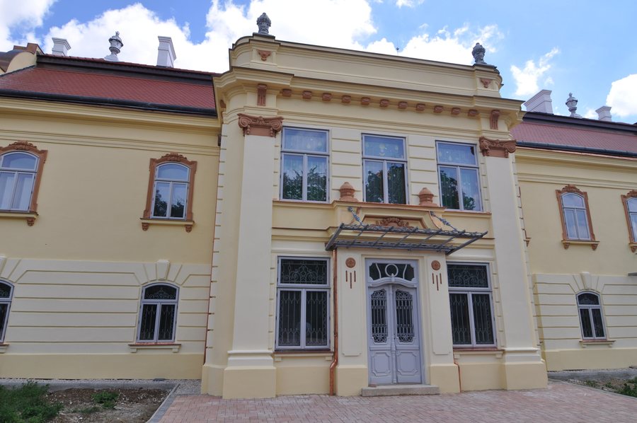 File:Sasinkovo kaštieľ vstup.JPG