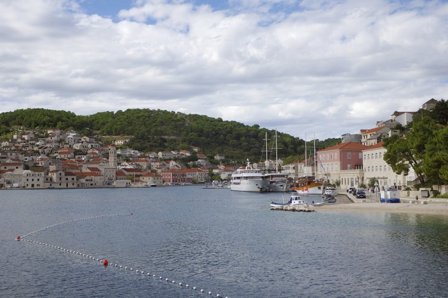 File:Pučišća BW 2024-10-04 11-13-12.jpg