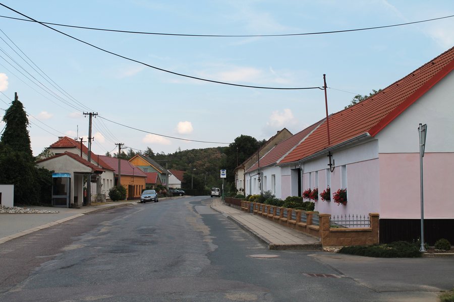 File:Čermákovice, hlavní ulice (2017-07-22; 02).jpg