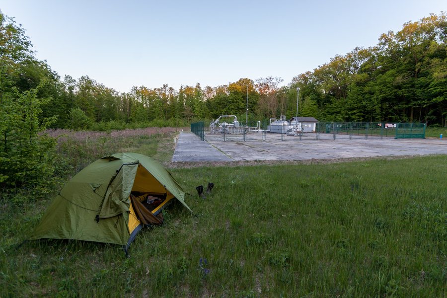 File:Rock Empire tent in woods near Mutěnice.jpg