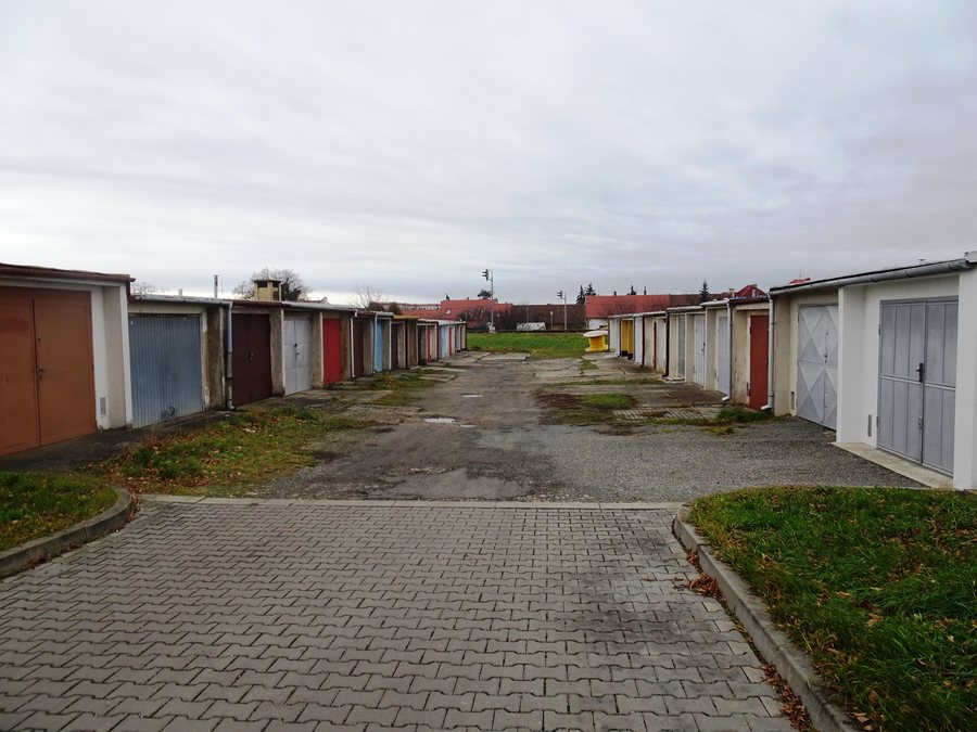 File:Veselí nad Moravou, Hutník, garáže.jpg