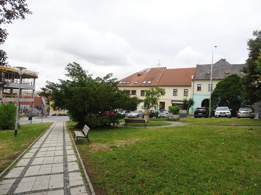 File:Uherský Brod, Mariánské náměstí, park před školu.jpg