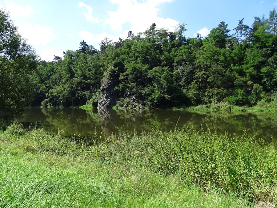 File:Planá (Hromnice), skála u Berounky.jpg