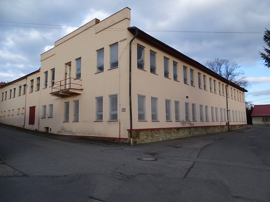 File:Krucemburk, Koželužská čp. 82, továrna (01).jpg